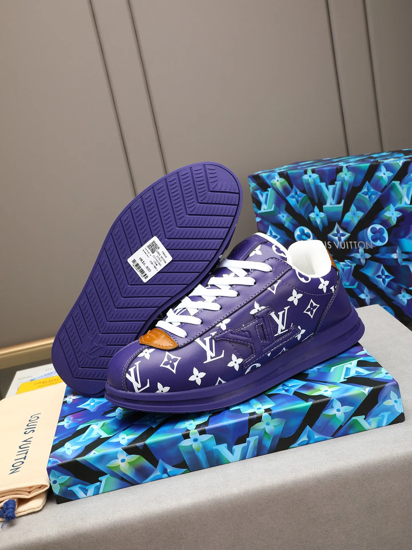 Men's Men's Shoes 💰500 LV Louis Vuitton L Jialu Brand Runner Tatic Series Thick-soled Casual Sports Shoes Running Shoes Original purchase, development, production This LV Runner Tatic sports shoe combines technical materials such as mesh fabric and ribbons to interpret the inspiration of traditional mountaineering shoes. LV letters are written on one side, the lariat buckle of the quick lacing system is embellished with Monogram flowers and Louis Vuitton logos, and the light and wear-resistant rubber outsole completes the whole. ▪️Fabric: Original imported cowhide + mesh ▪️Inner lining: Original customized breathable mesh ▪️Sole: Original open-molded anti-slip rubber combination material ▪️Size: Men's 40-44 (45 46 customized)